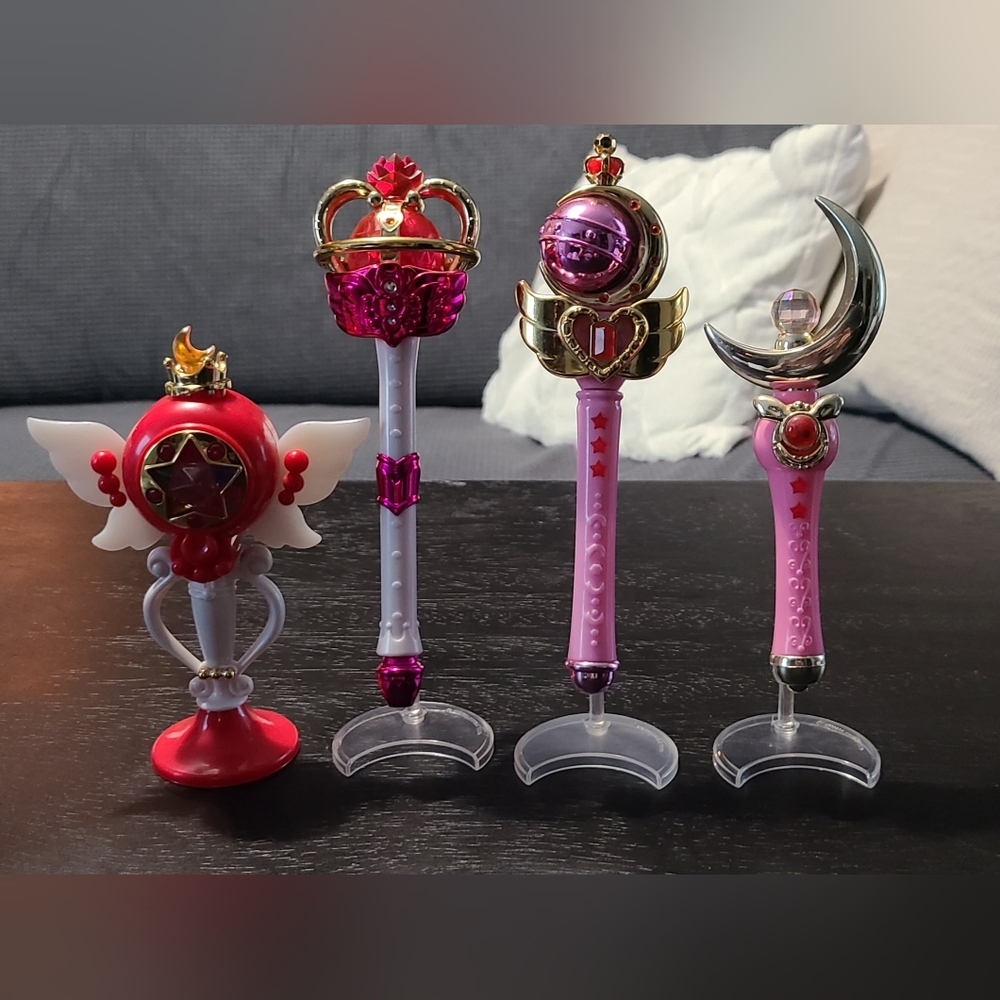 Sailor Moon Gashapon Trabsformation sticks and Moon Taire.